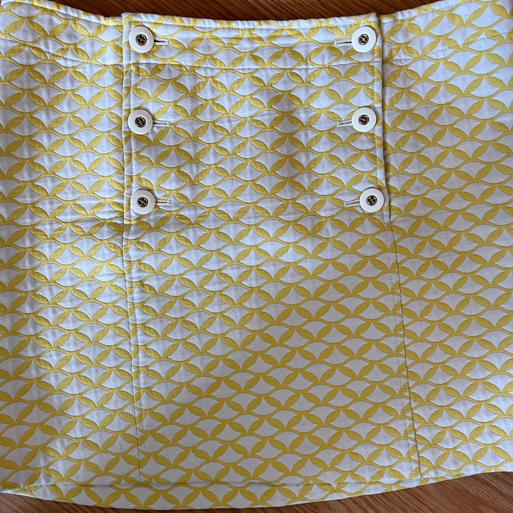 Vineyard Vines yellow and white‎ mini skirt